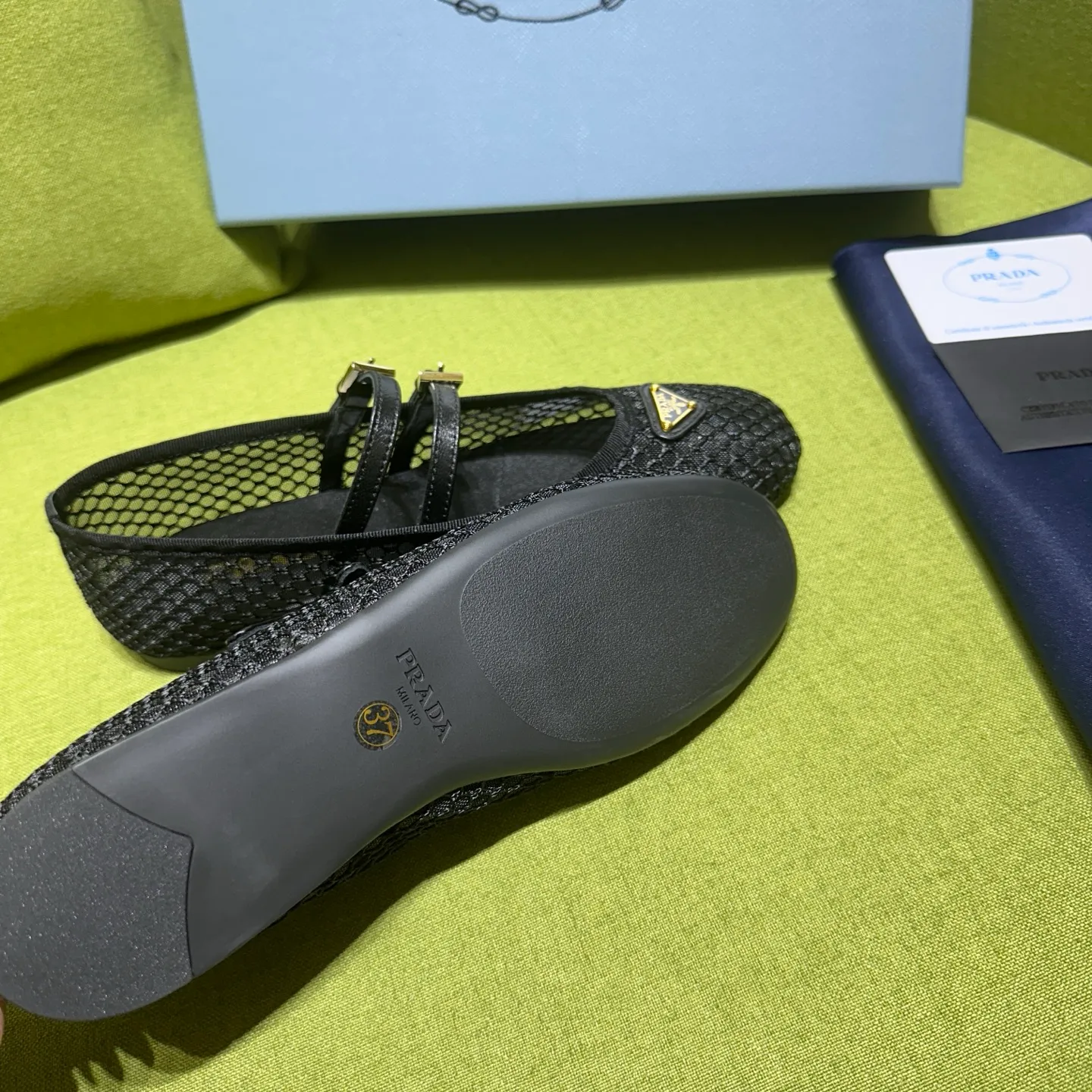 👟👟Ex-factory price 500👟👟 Prada 25ss new style for early spring🔥🔥✨ 🌟 Recommended by major bloggers in Xiaohongshu, developed 1-1 to highlight classic charm. Open molded outsole. Imported mixed breed sheep lining. These ballet flats have a feminine silhouette and classic details for a sophisticated and timeless style. The mesh fabric is reinterpreted with lace patterns, which is delicate and unique. The upper is embellished with a narrow band and an engraved logo metal buckle. Enamel-coated triangular metal logo. 5mm one-piece rubber sole, decorated with hot-stamped logo. Code number: 35 to 42 (40-42 customized, non-refundable)